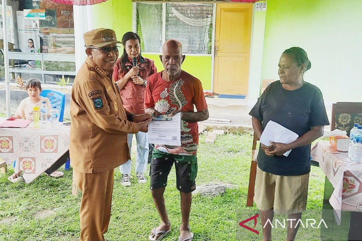 PT Pos salurkan bantuan PKH-BPNT bagi 5.340 warga Teluk Wondama
