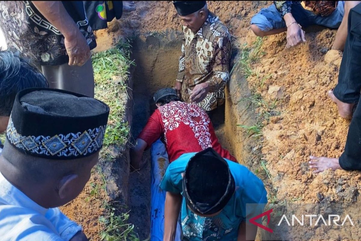 Langit pun menangis saat pemakaman korban erupsi Marapi asal Pekanbaru