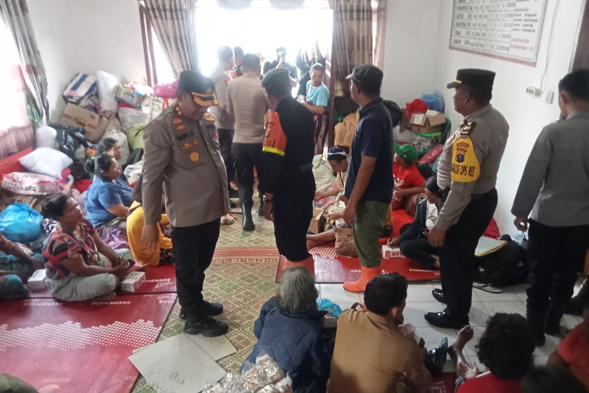 Temui pengungsi, AKBP Hary Adrianto tinjau kebutuhan logistik dan kesehatan korban banjir