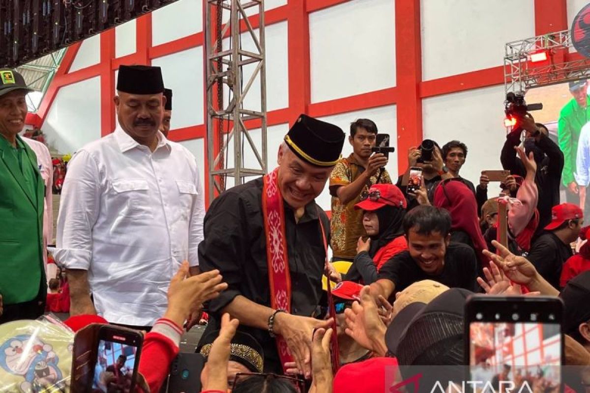 Ganjar: "Kalau sudah di rel yang benar, lalu diganggu, tabrak!"