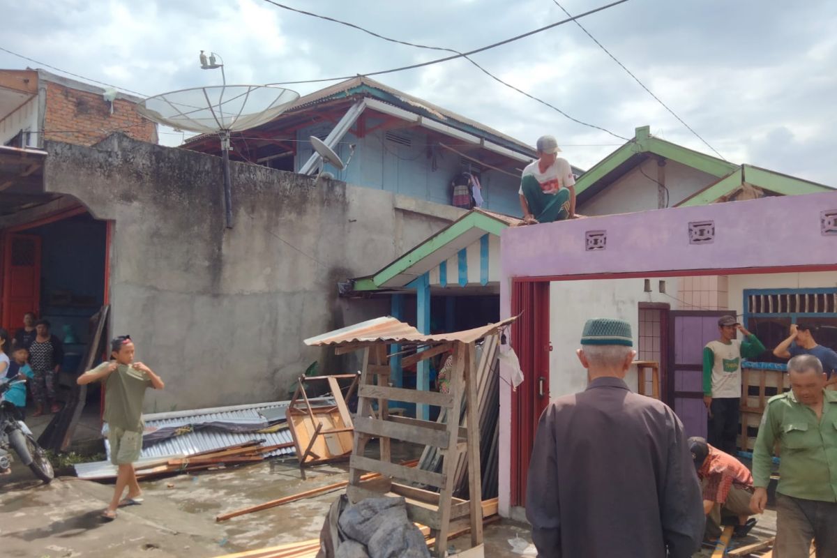 Angin puting beliung rusak 11 rumah warga Rejang Lebong