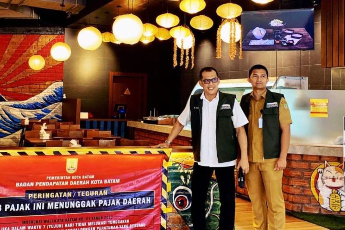 Bapenda Batam pasangi stiker di restoran tunggak bayar pajak