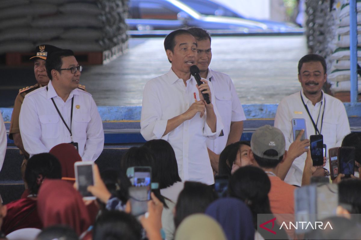 Presiden Jokowi bagikan bantuan pangan ke 1.186 KPH