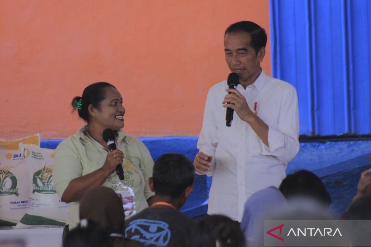 Presiden Jokowi bagi-bagi sepeda kepada warga di  Kupang NTT