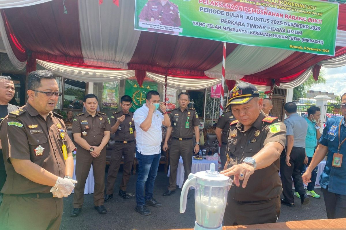 Kejari OKU musnahkan barang bukti narkoba dan senjata tajam