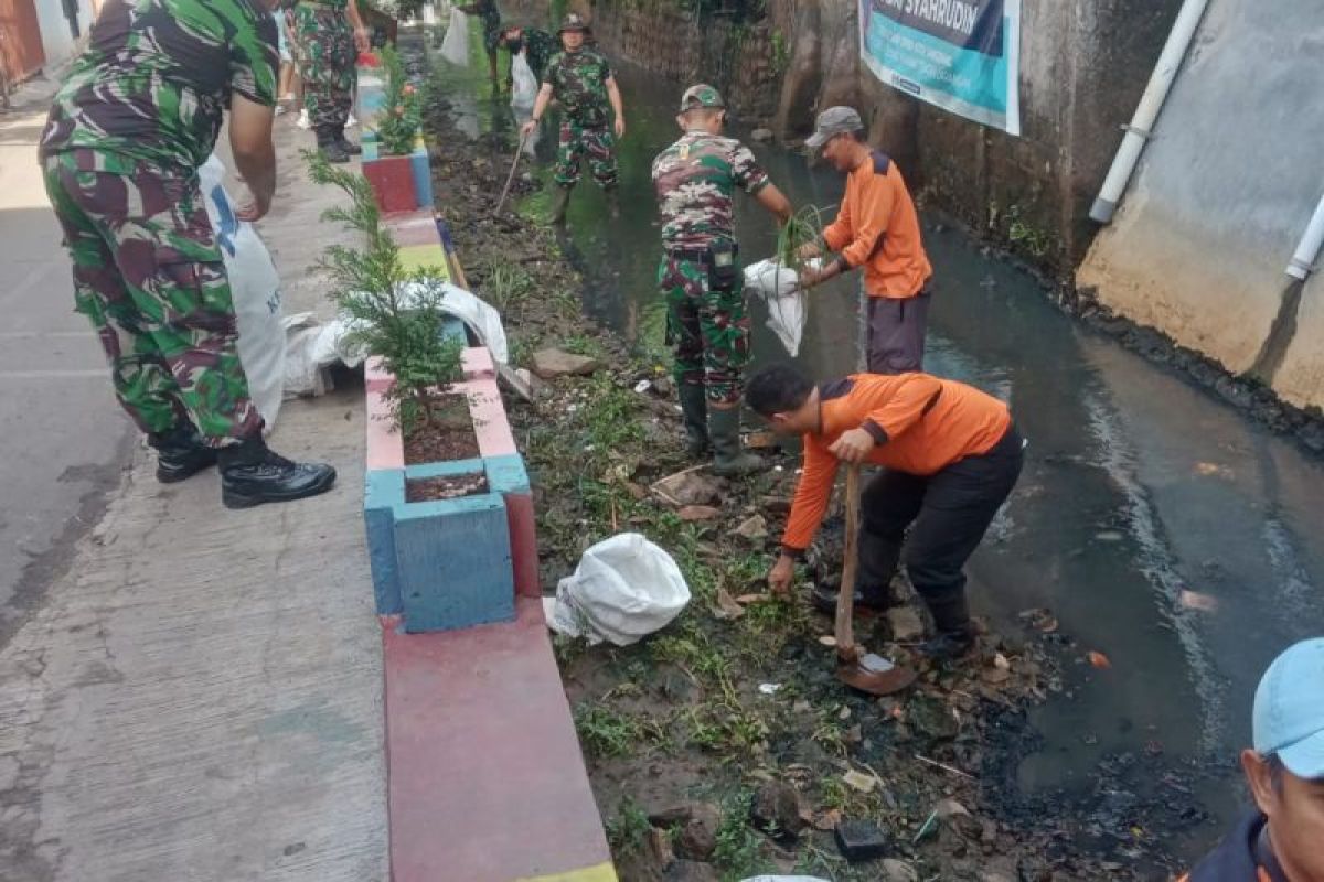 TNI-Polri dilibatkan dalam pembersihan sampah di sungai Tangerang