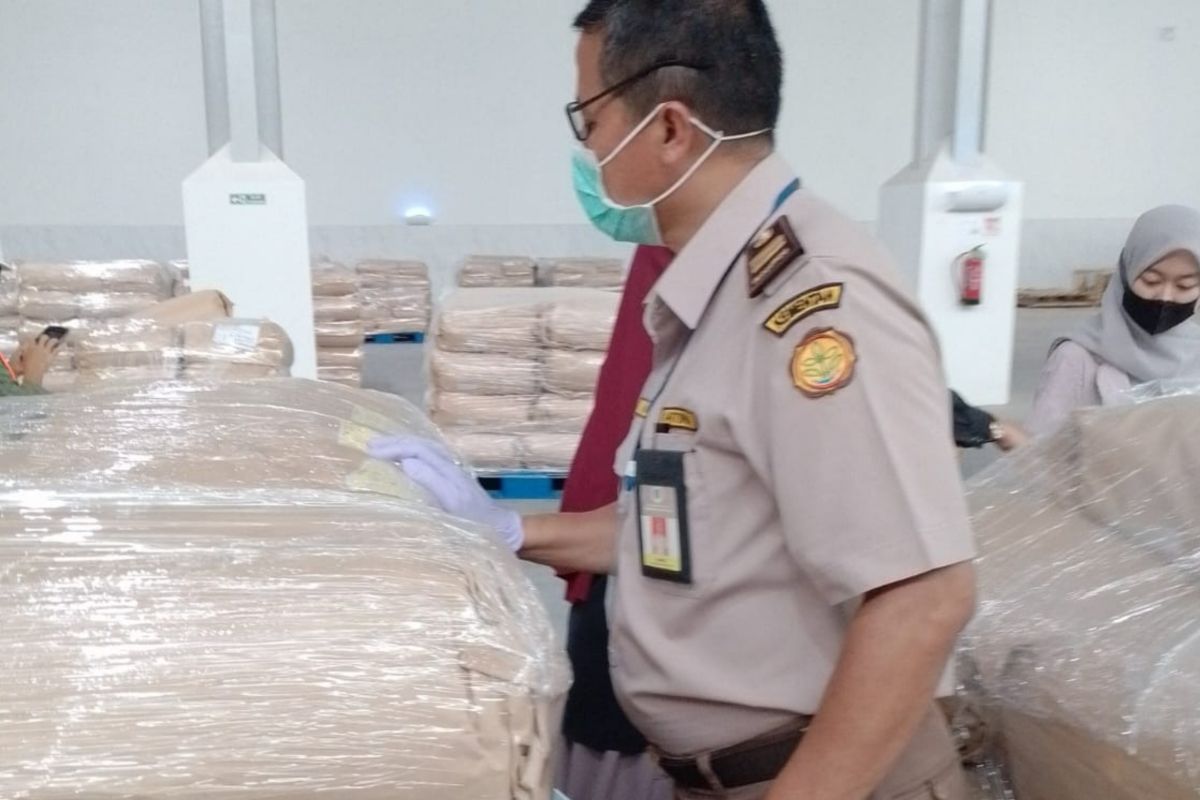 Balai Karantina Ternate awasi pengiriman puluhan ton kelapa parut tujuan Surabaya dan Medan