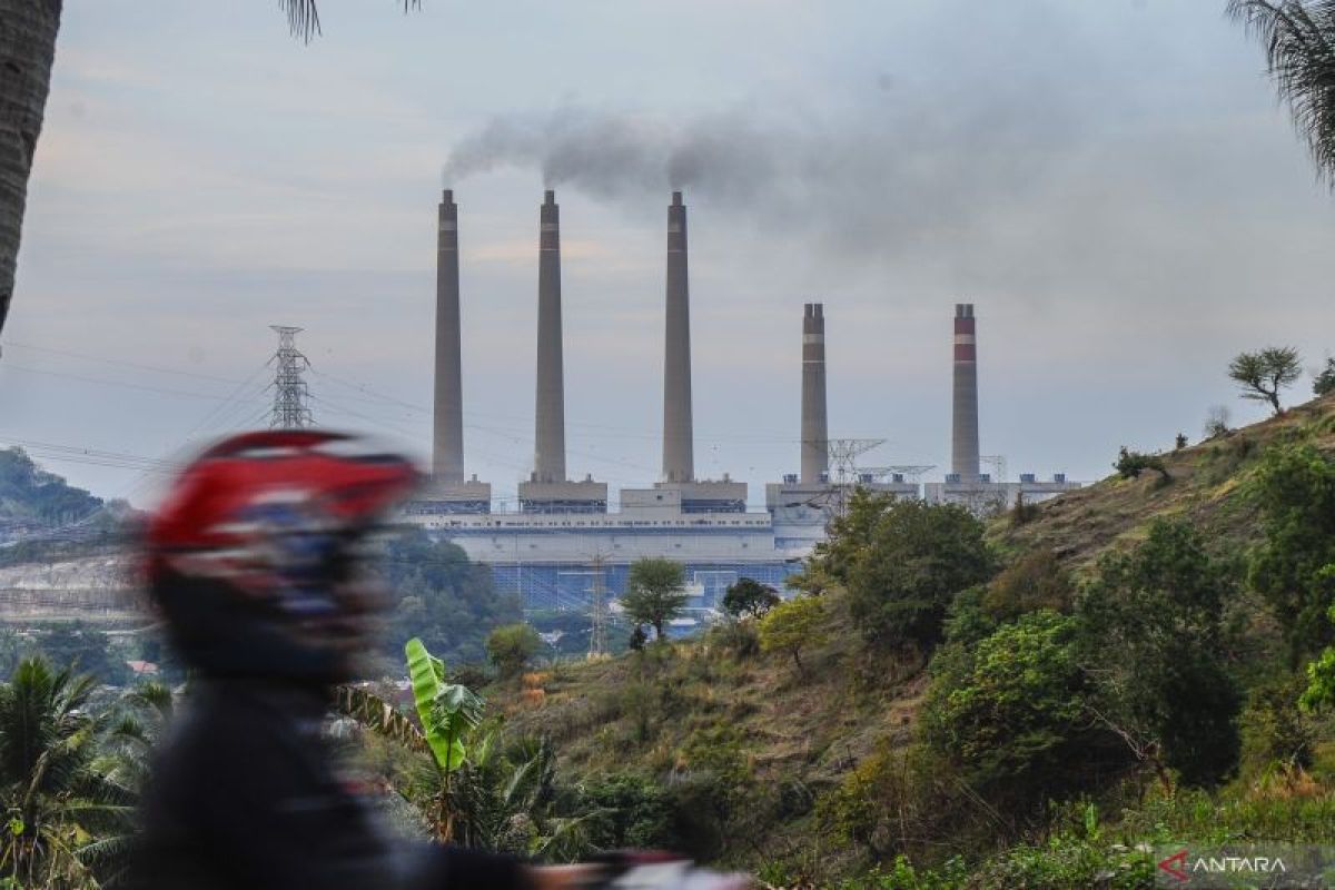 Luhut reveals plan to close Suralaya PLTU to lower air pollution