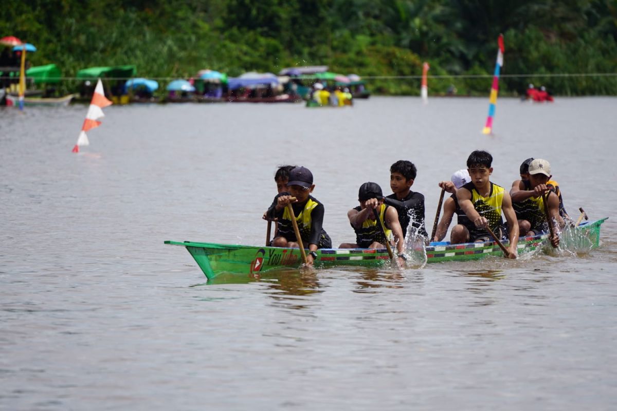 Bupati Sambas apresiasi lomba sampan bidar di Rantau Panjang