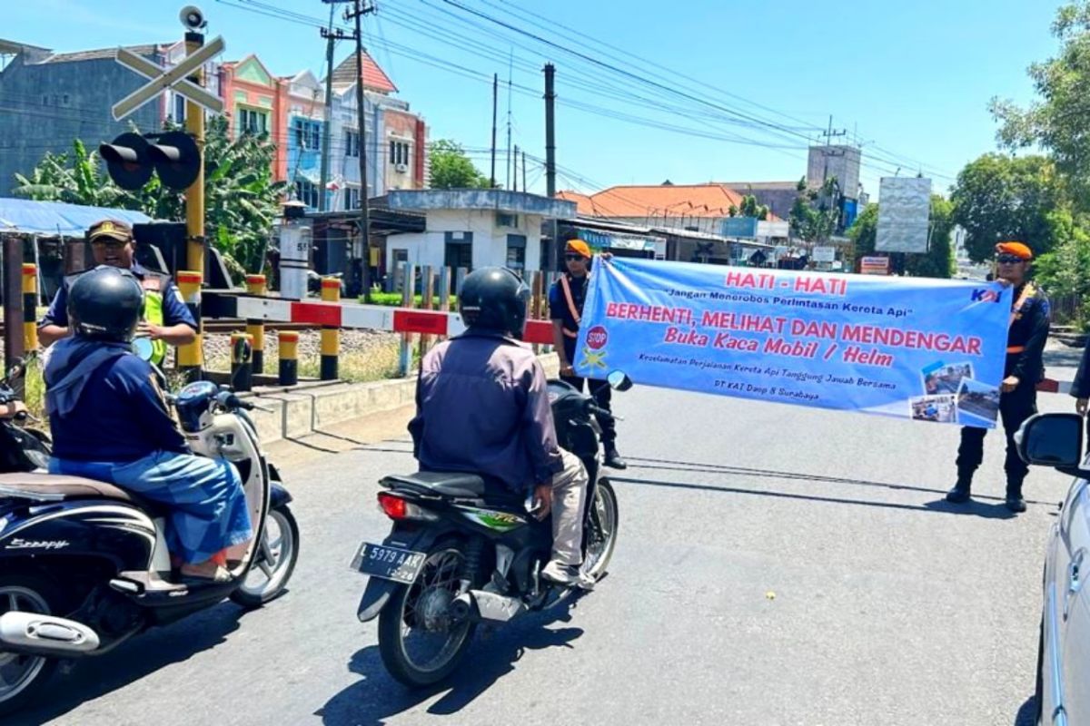 KAI Daop 8 Surabaya kampanyekan hati-hati di jalur ganda