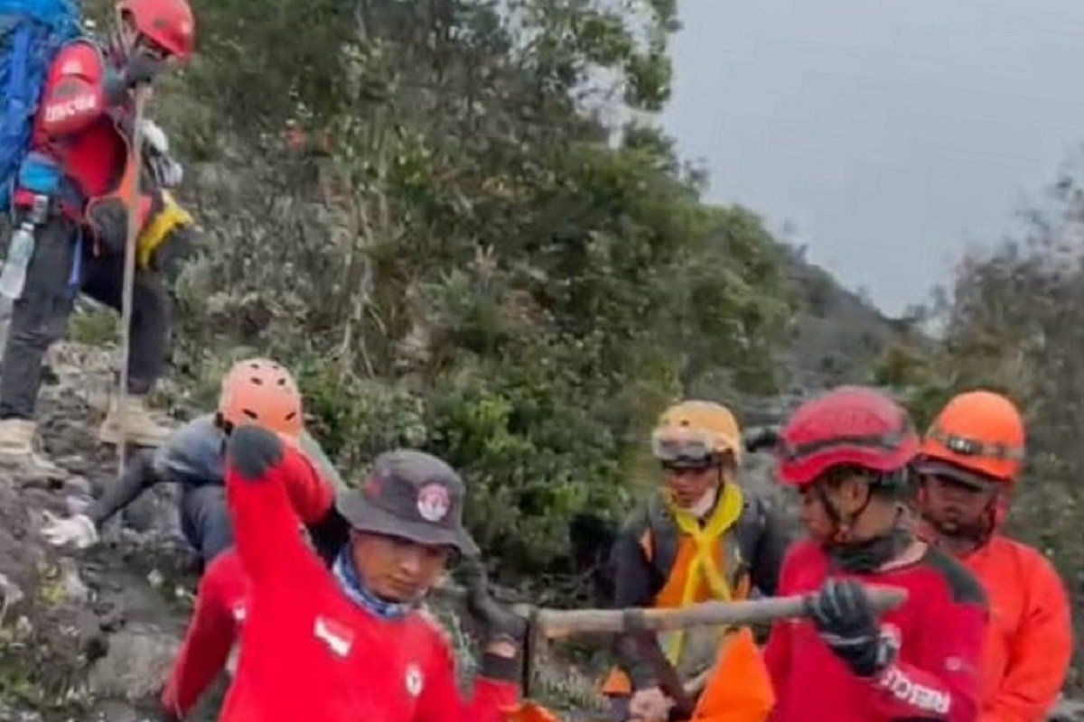 Tim Reaksi Cepat PT Semen Padang evakuasi jenazah ke-13 korban erupsi Gunung Marapi