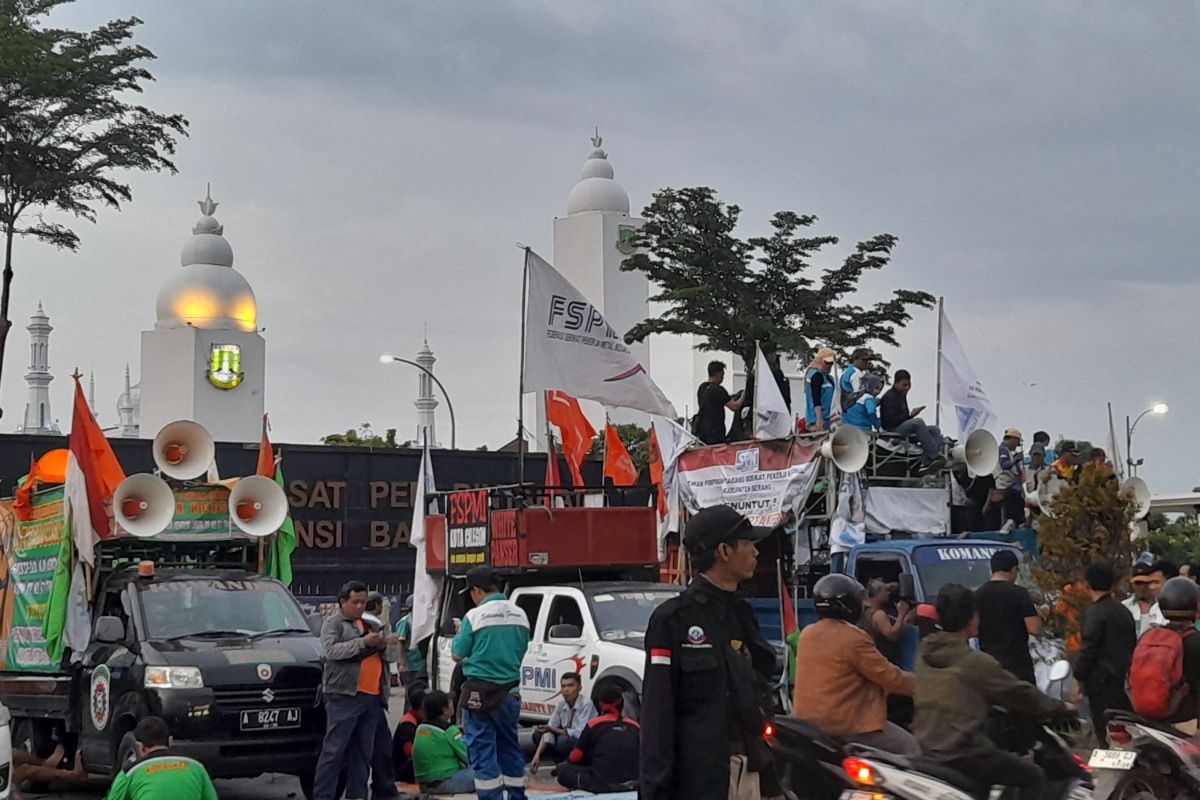 Buruh Banten kembali demo tuntut kenaikan UMK 2024