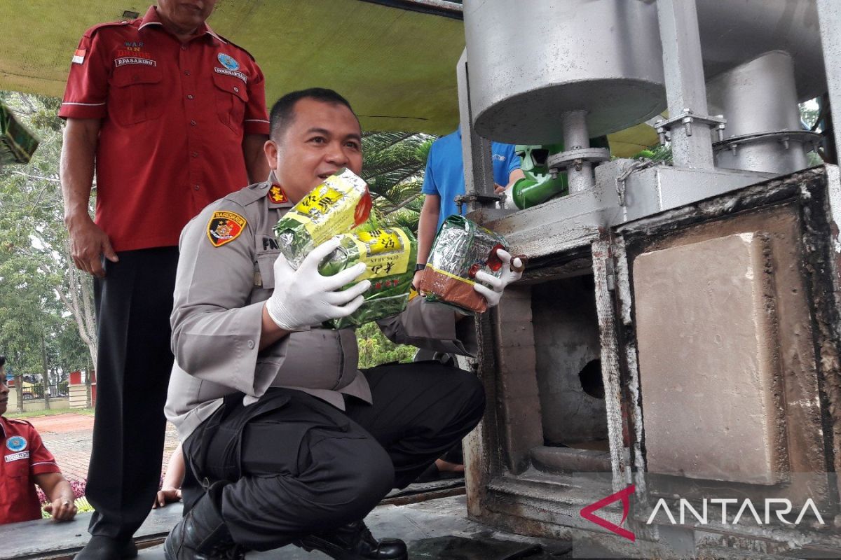 Polres Langkat bakar sabu dan ganja hasil penangkapan