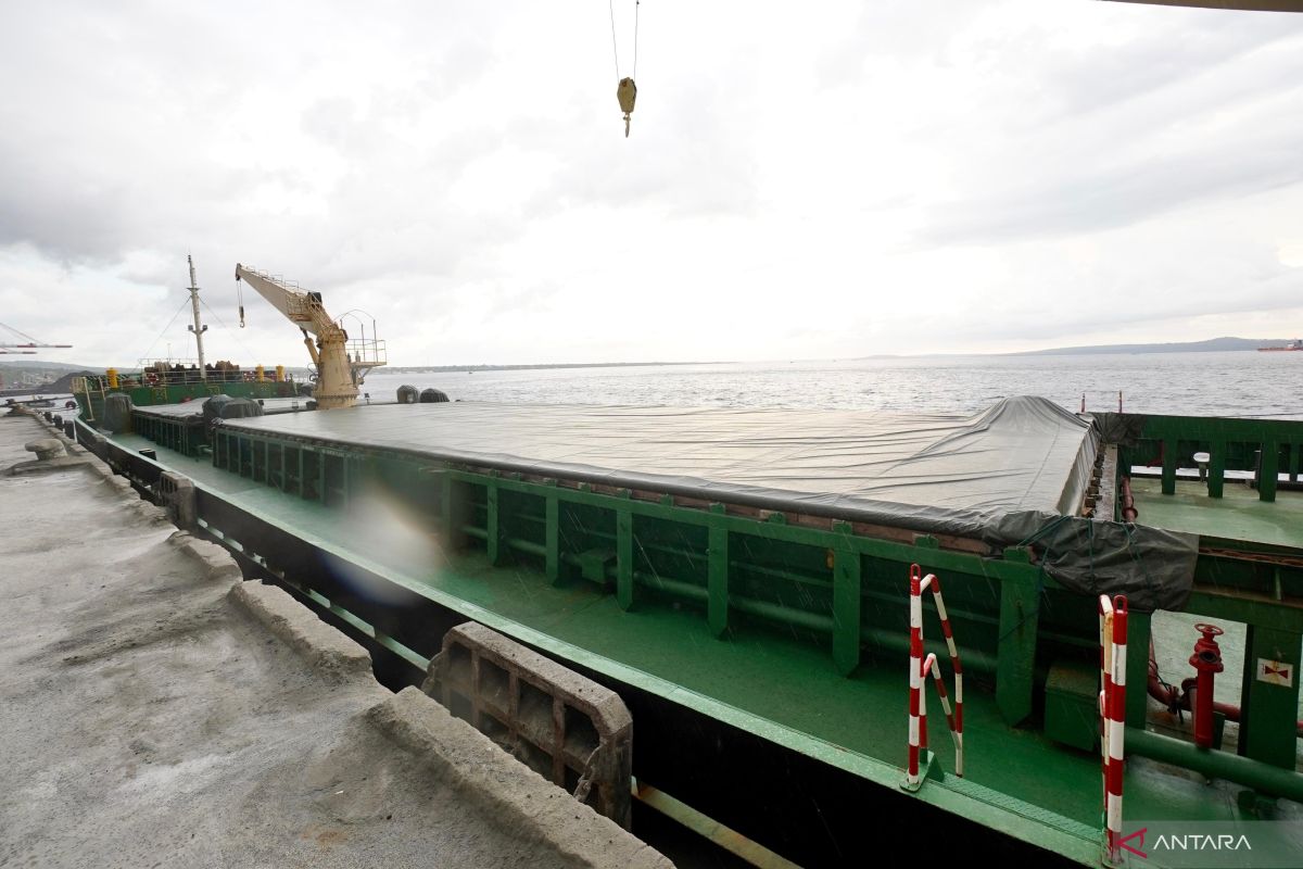 Beras 4.700 ton tiba di Kupang NTT amankan stok jelang akhir tahun