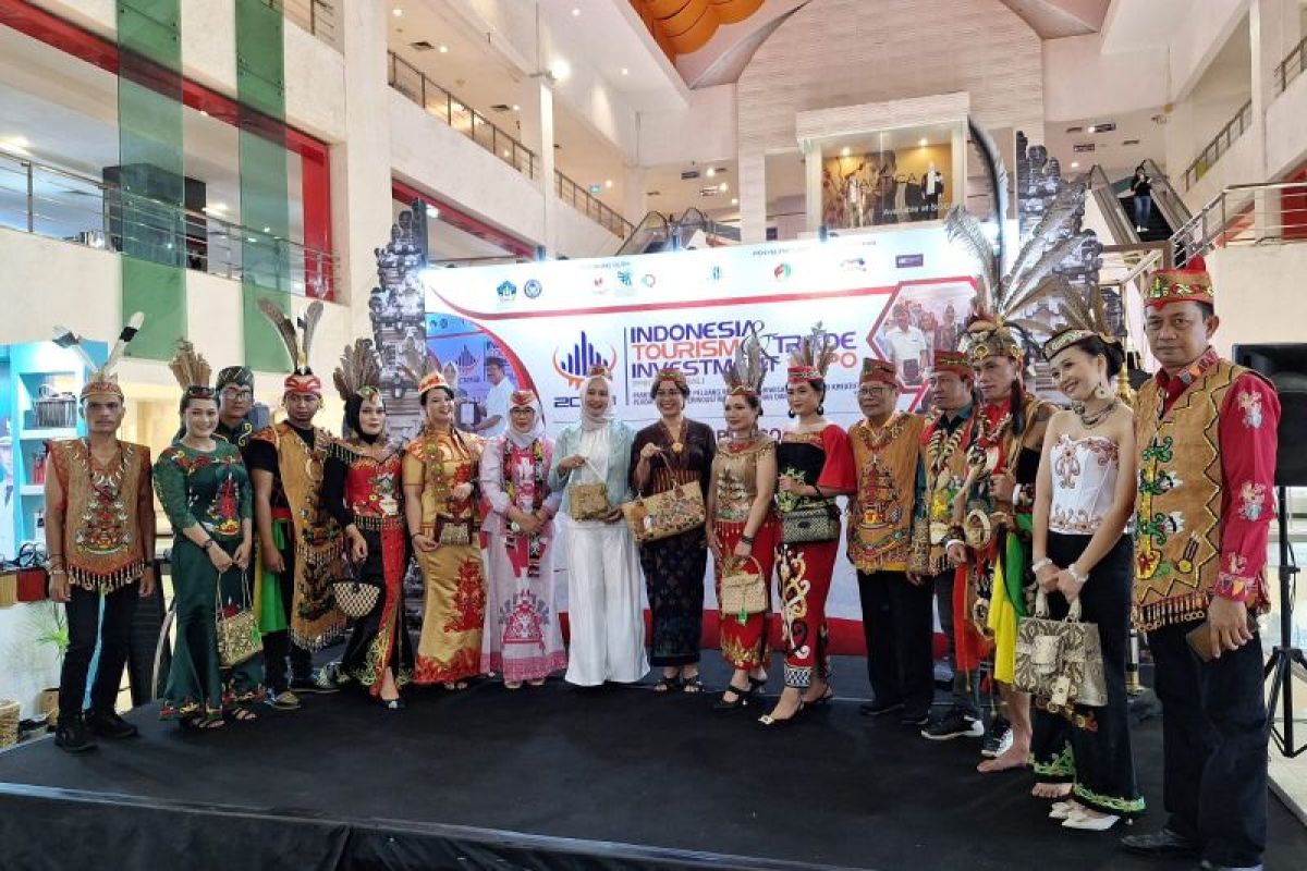 Tim DAD Kalteng kenalkan pakaian adat Dayak di Expo Bali