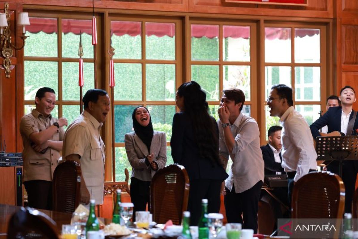 Capres Prabowo makan hingga berjoget dengan Nikita Mirzani