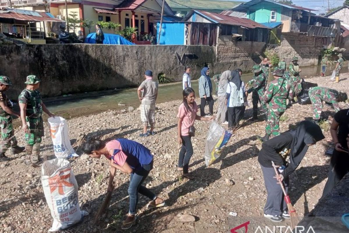 Wujudkan lingkungan bersih, TNI gelar aksi bersih sungai dan permukiman warga di Kota Ambon