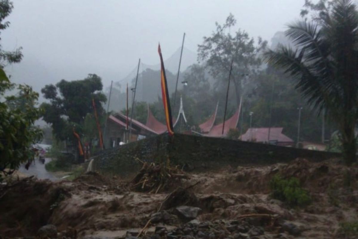 BPBD: Tiga kecamatan di Agam terdampak longsor dan banjir bandang