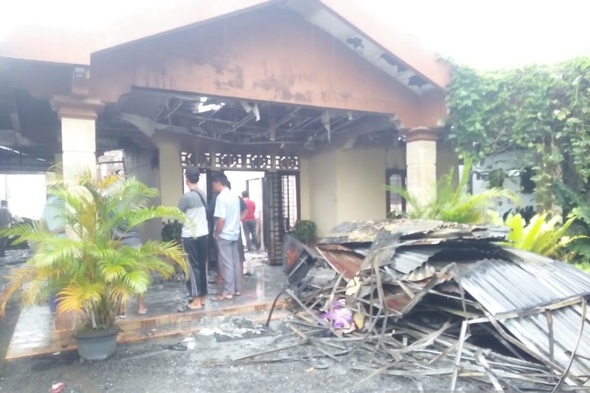 Rumah Camat Aek Songsongan Kabupaten Asahan ludes terbakar