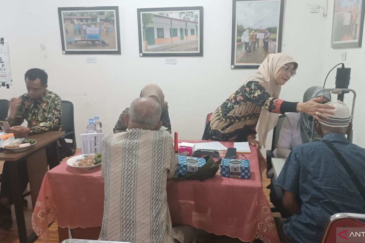 LKBN Antara-BKIM menggelar periksa mata gratis di Padang