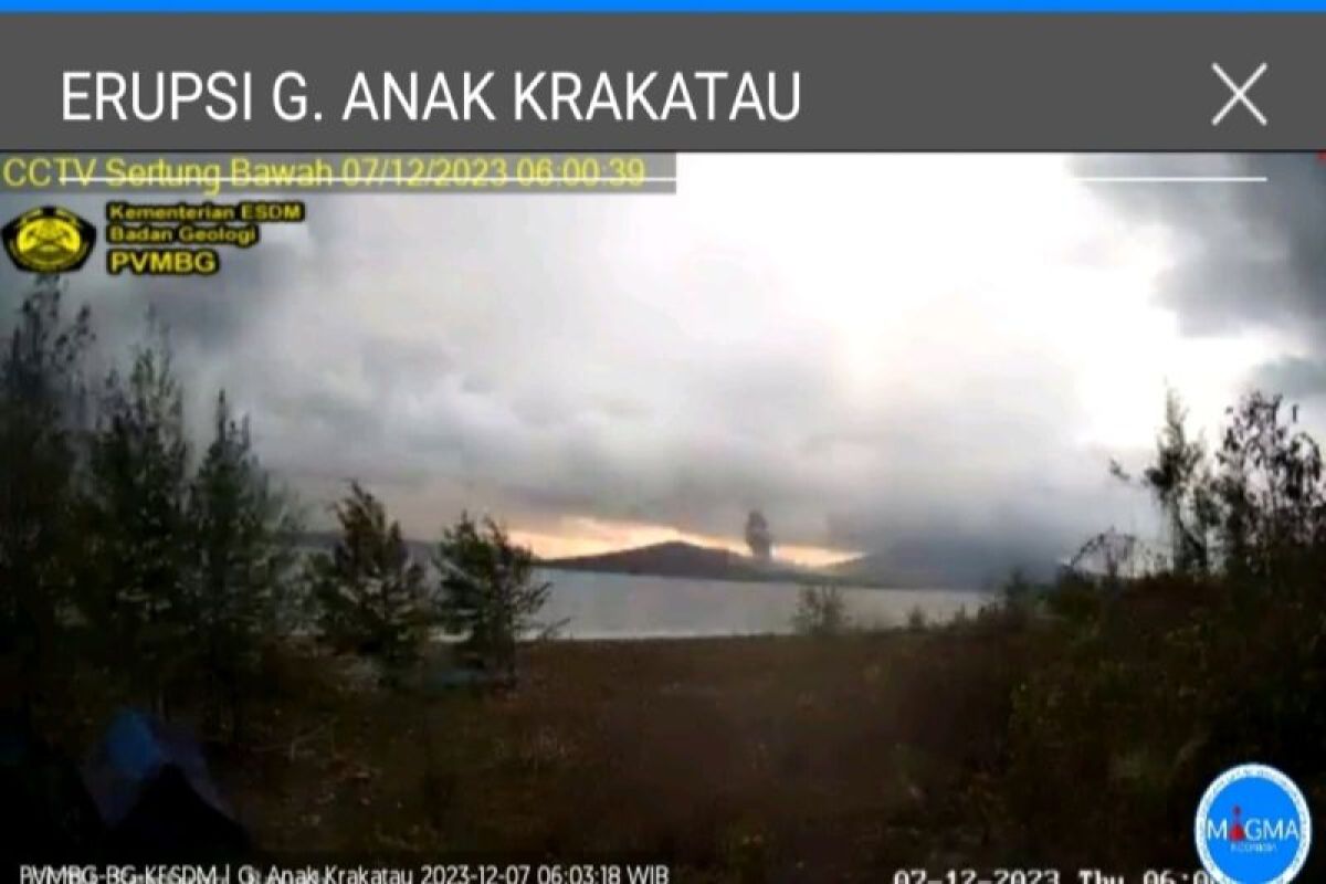 Gunung Anak Krakatau kembali erupsi pagi ini, semburkan abu 657 meter