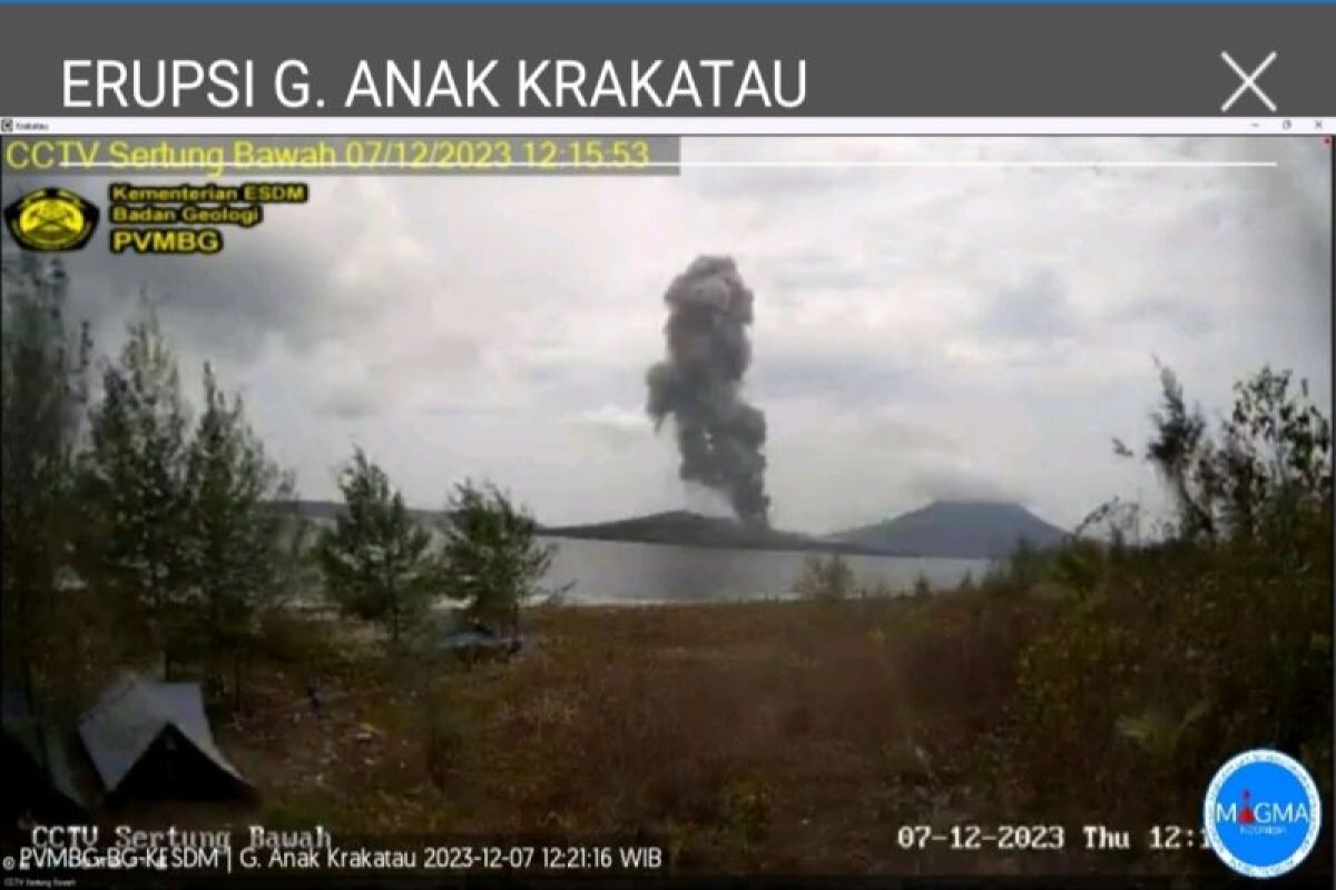 Gunung Anak Krakatau kembali erupsi Kamis siang