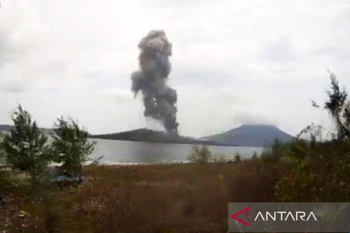 Gunung Anak Krakatau kembali erupsi setinggi 1.200 meter