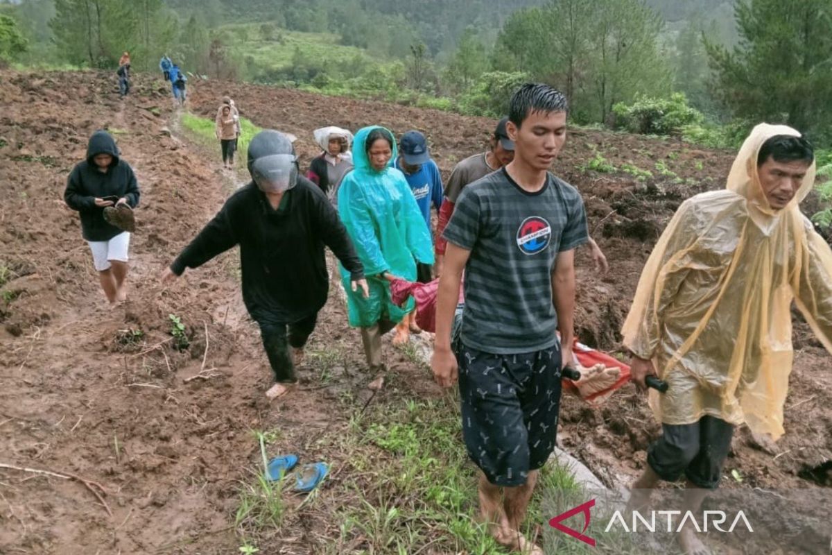 Ibu dan anak tewas tertimpa longsor di Sipahutar Taput