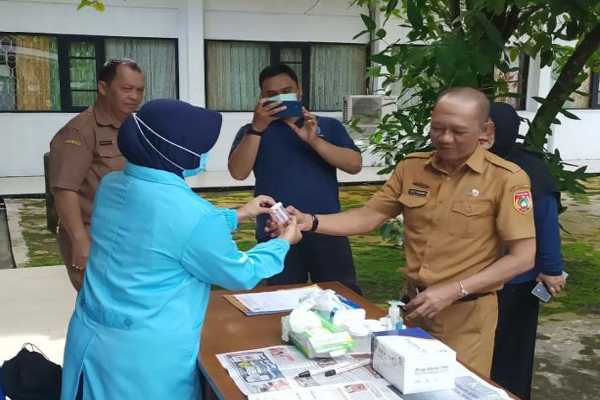 Kesbangpol Kobar gandeng BNN lakukan tes urine terhadap ASN