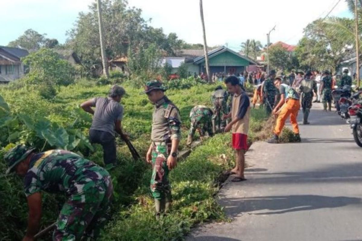 Kodim 0318 Natuna beserta warga bergotong royong cegah banjir di Bunguran