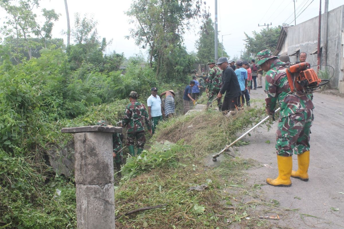 Karya bakti TNI antisipasi wabah penyakit dan banjir di Jember