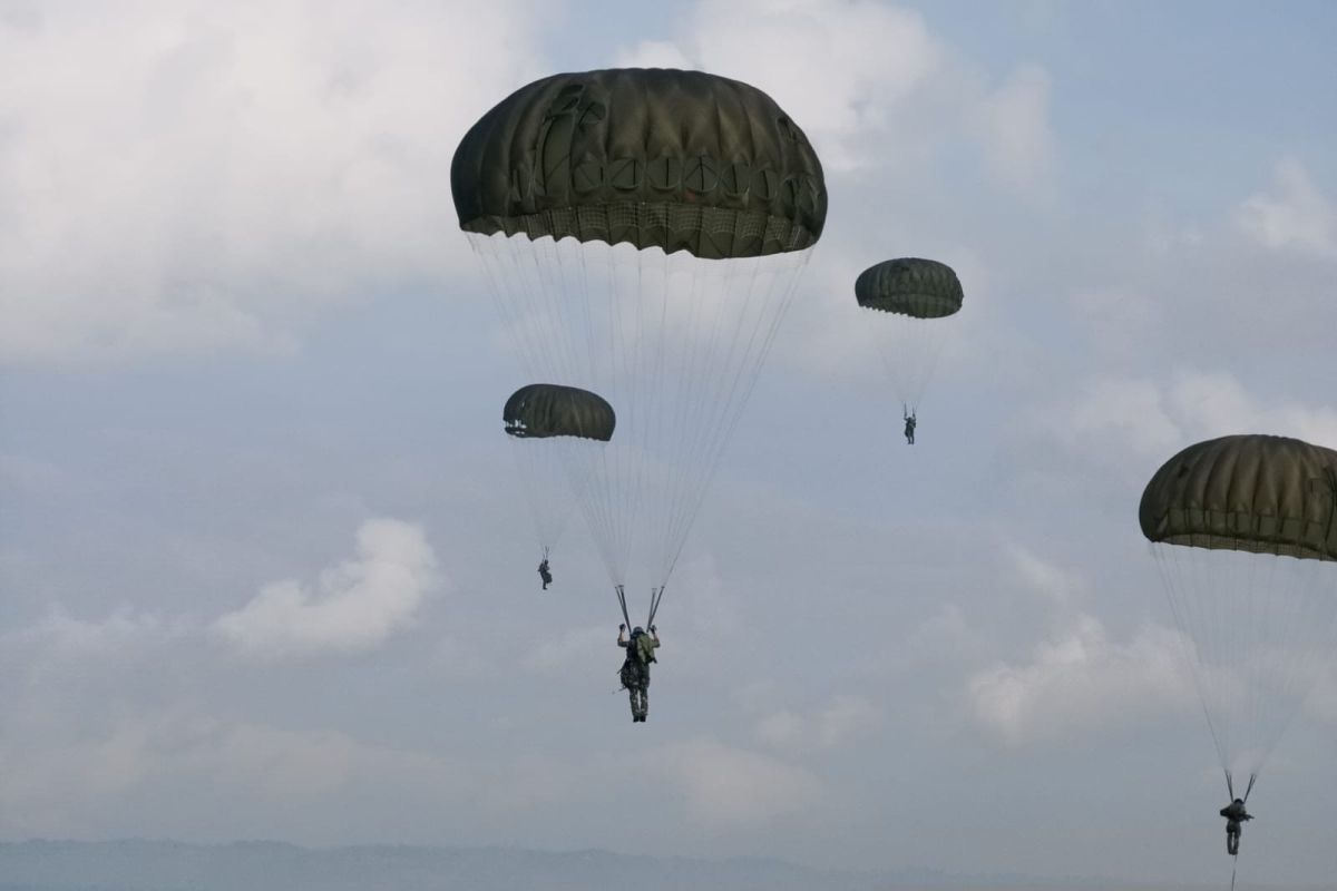 TNI gelar simulasi pendaratan pasukan jalur udara di Tulungagung