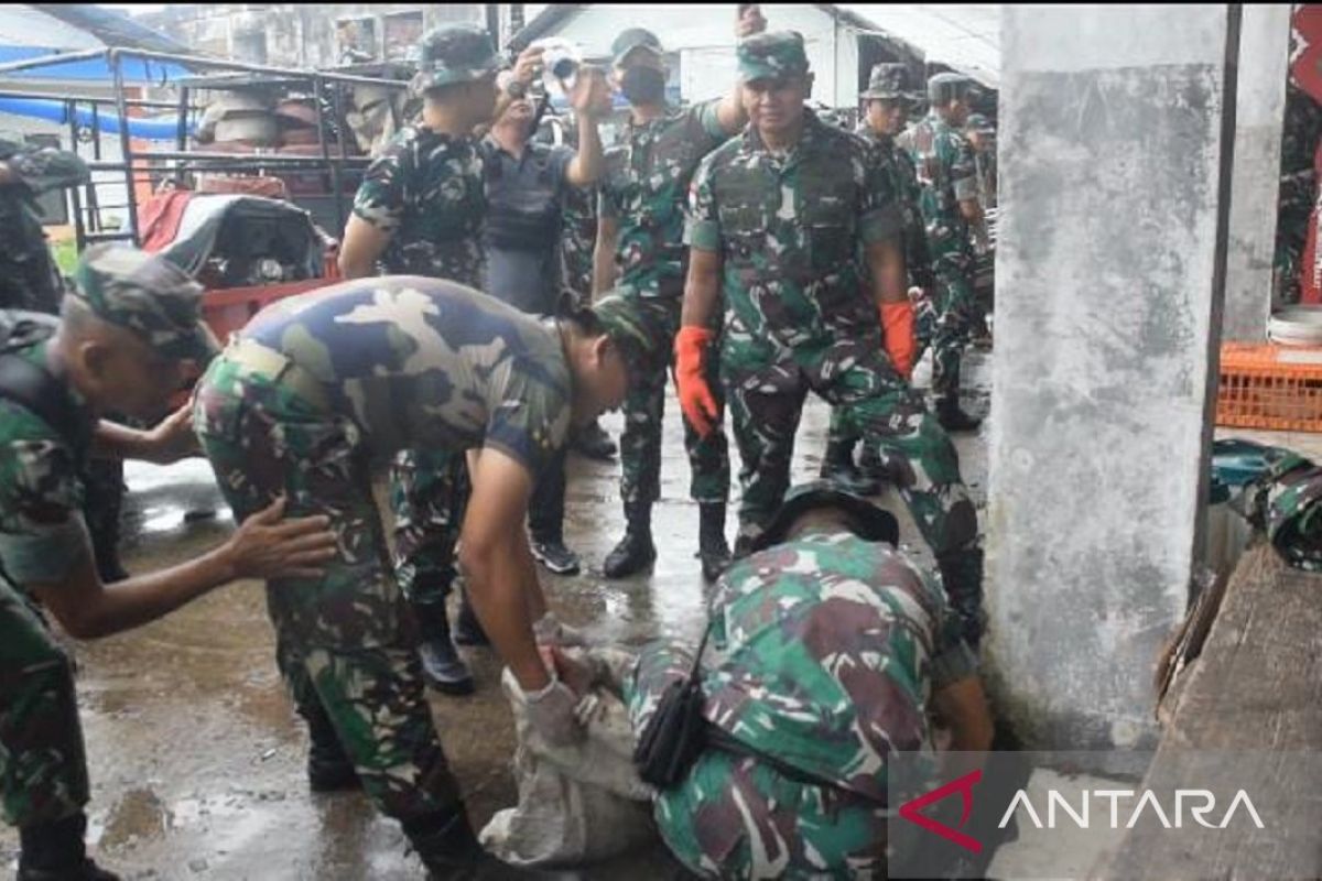 Kodam XII/Tanjungpura lakukan penghijauan dan membersihkan pasar rakyat