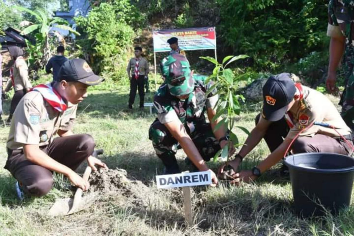 TNI di Mamuju menanam 200 pohon penghijauan cegah bencana