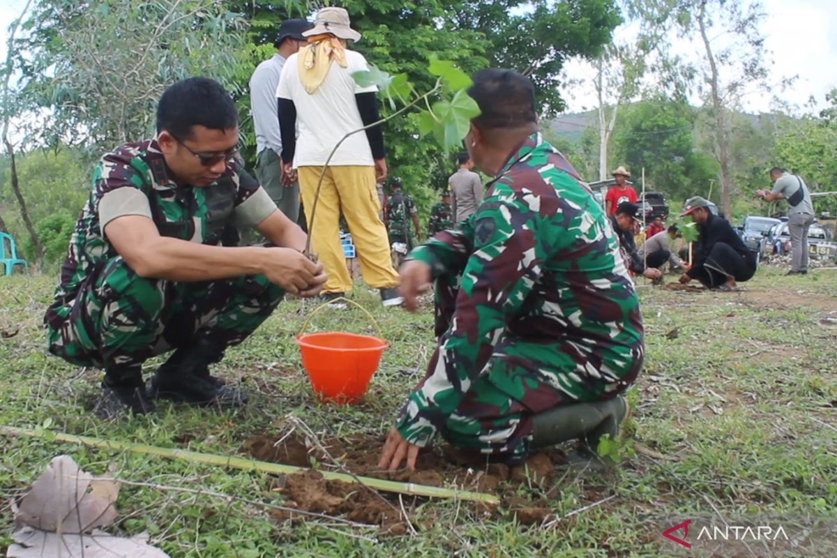 TNI menanam bibit pohon di Bukit Pelet Lombok Tengah