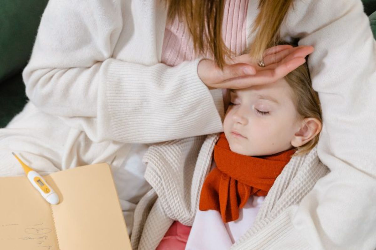 Gejala pneumonia anak umumnya diawali demam, batuk atau pilek