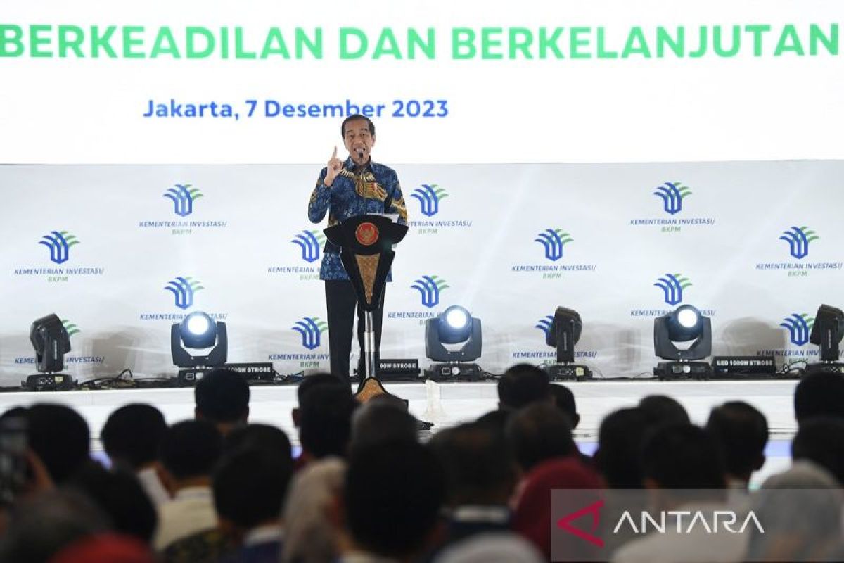 Jokowi minta pemimpin daerah tingkatkan investasi di luar Pulau Jawa