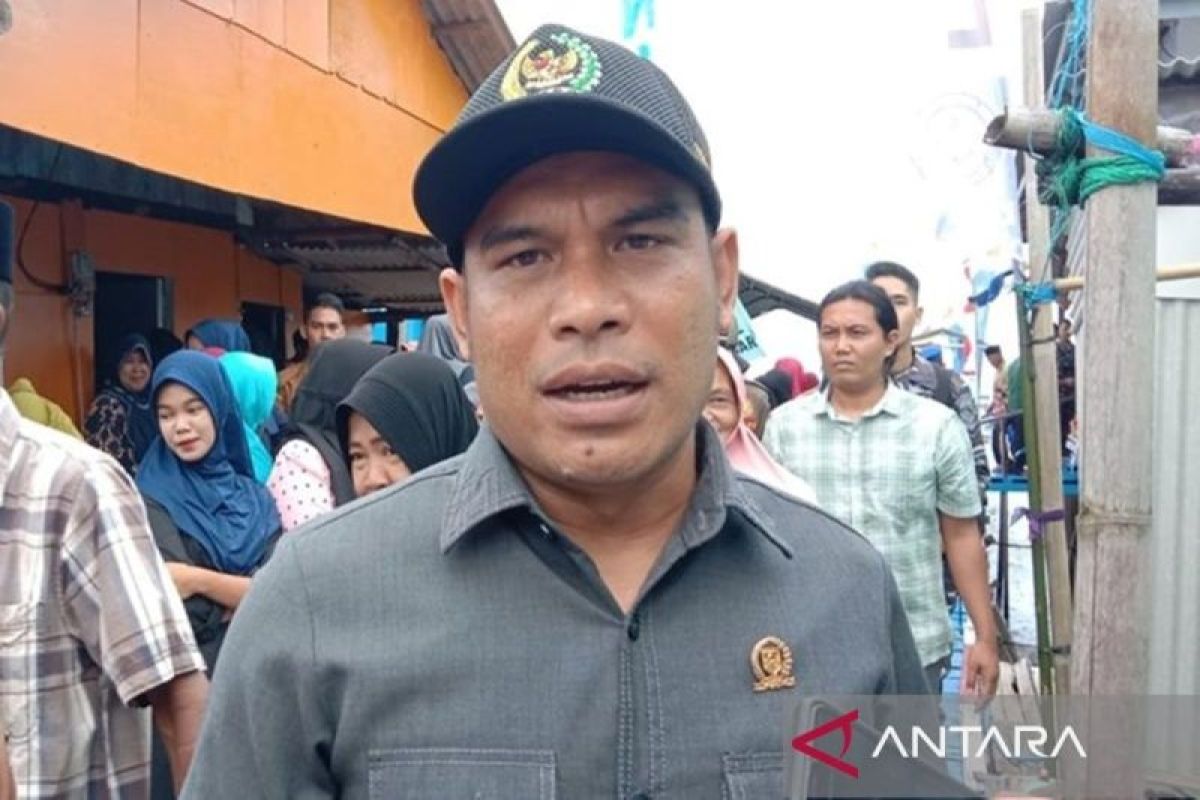 Ketua DPRD Kotabaru sosialisasikan Perda Kades dan perangkat Desa