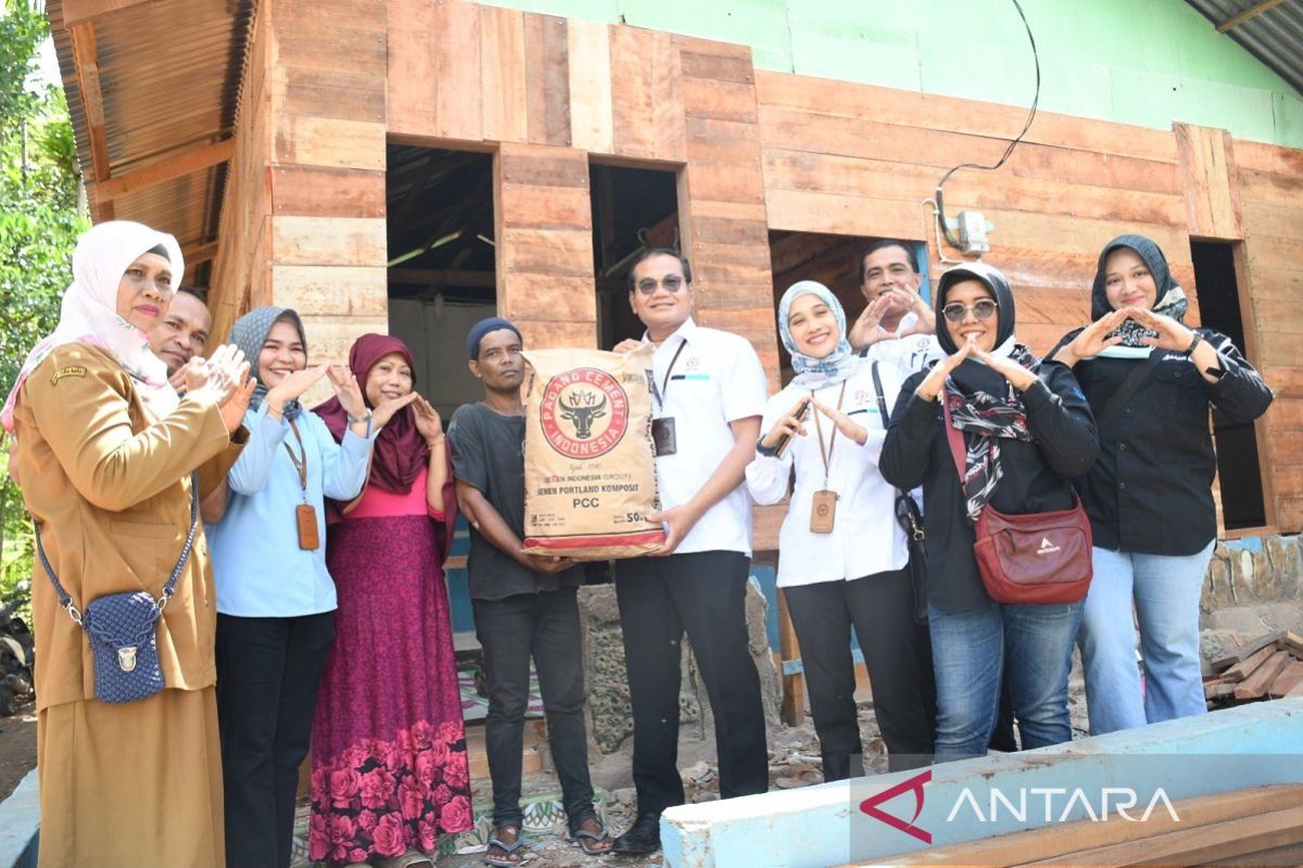 Semen Padang salurkan bantuan perbaikan 59 unit rumah di Kota Padang