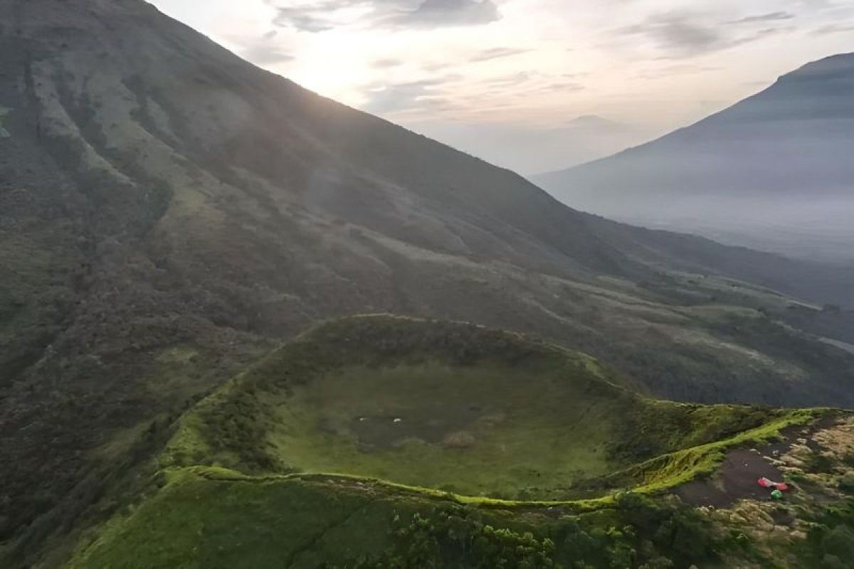 Berikut rekomendasi wisata mendaki gunung di Indonesia yang layak dicoba