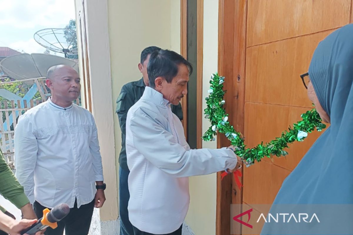 Pemkab Gorontalo menyerahkan 15 unit rumah bantuan BPSP