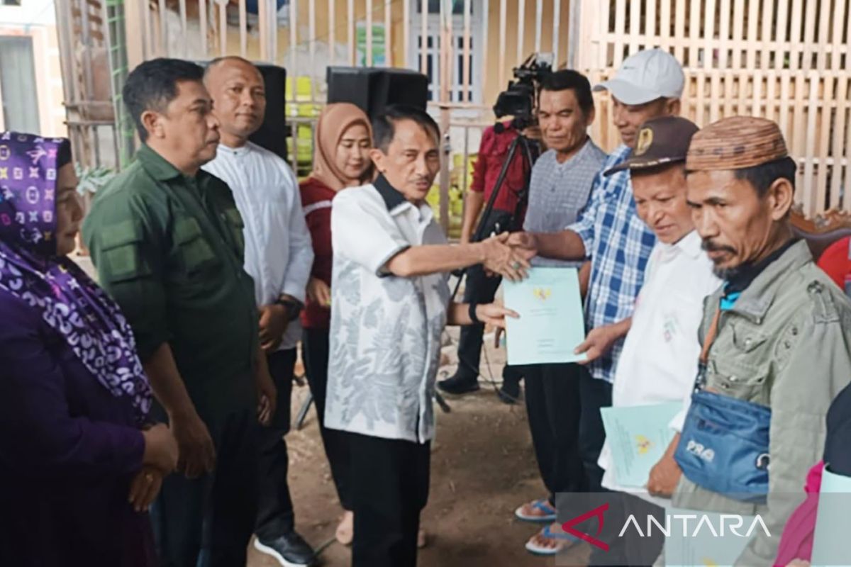 Pemkab Gorontalo serahkan 56 sertifikat redistribusi tanah negara HGU
