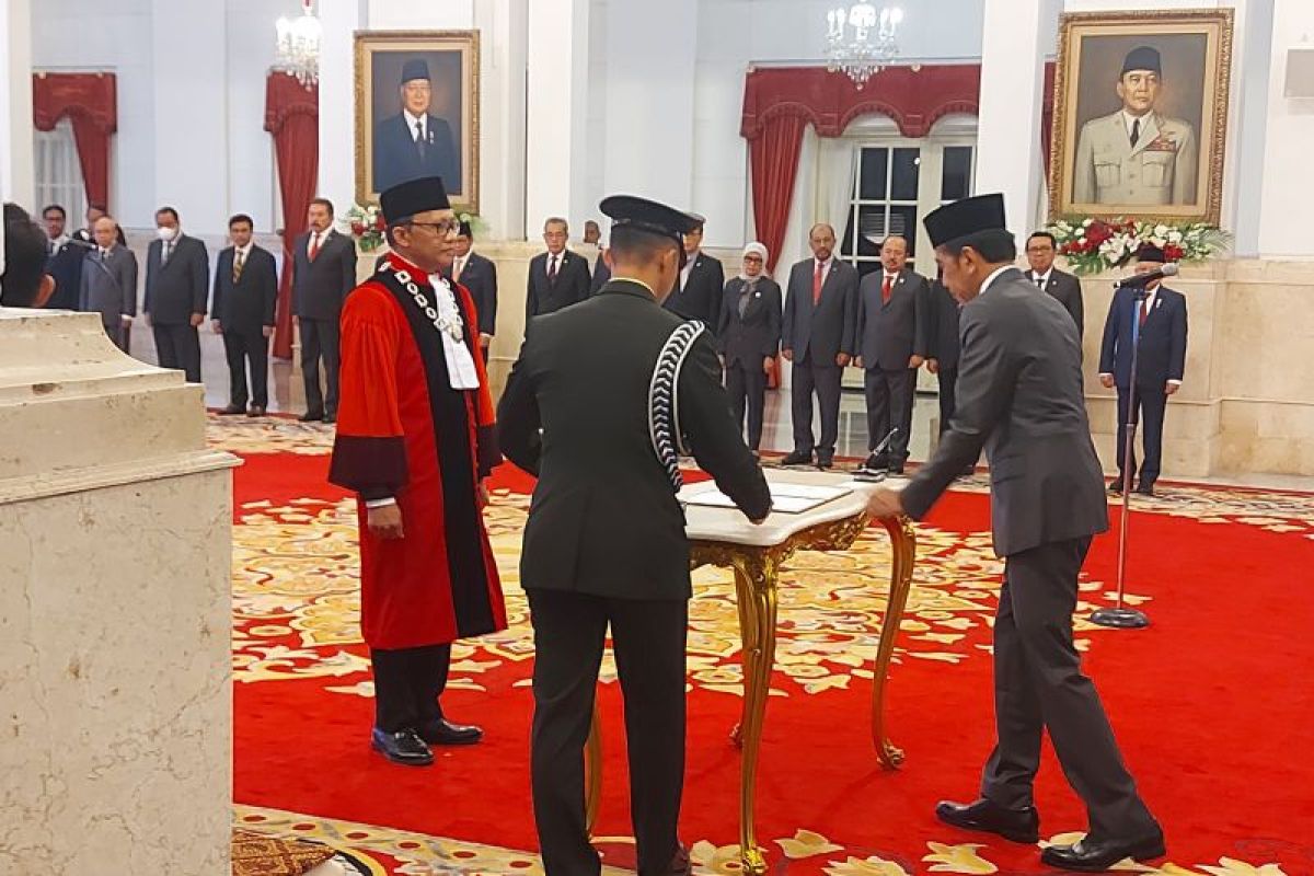 Presiden Jokowi saksikan pengucapan sumpah Ridwan Mansyur sebagai Hakim MK