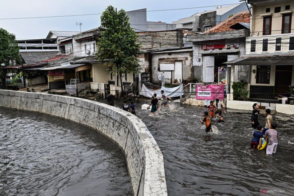 Kebiasaan ini bisa cegah anak jatuh sakit saat musim hujan