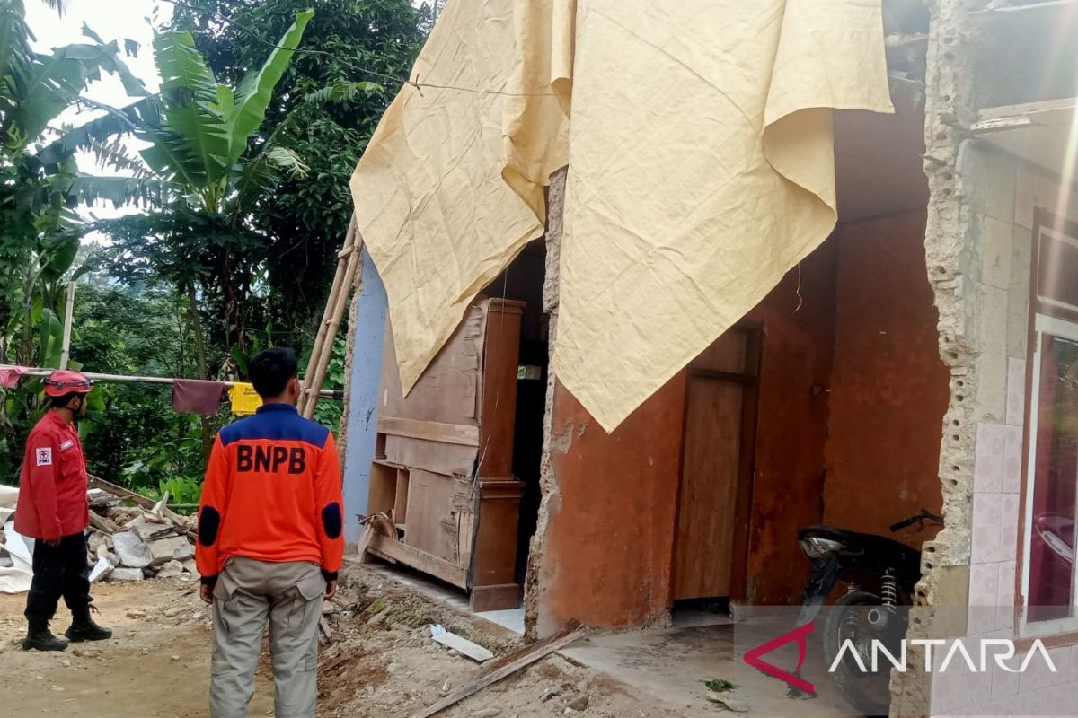 Gempa bumi magnitudo 4,0 menyebabkan sejumlah rumah rusak di Kabandungan Sukabumi