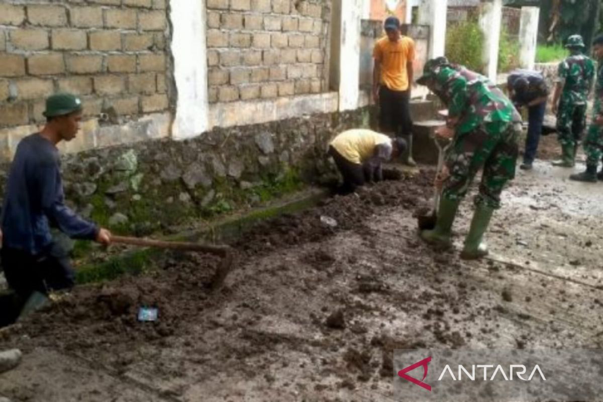 DLH Kota Solok bersihkan saluran air cegah banjir