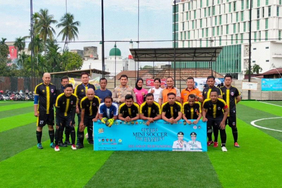 Polda Jambi beri dukungan untuk peserta turnamen mini soccer ANTARA