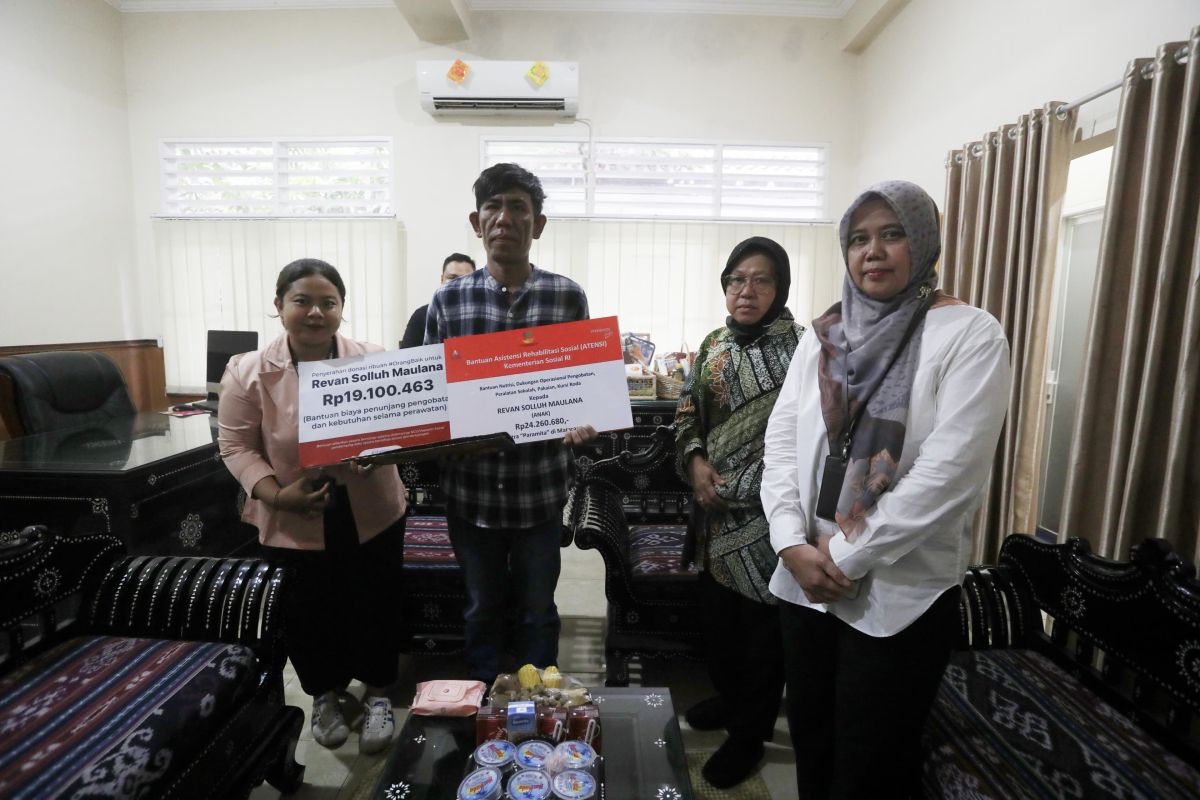 Mensos serahkan bantuan ATENSI untuk anak derita kelumpuhan di Sumbawa
