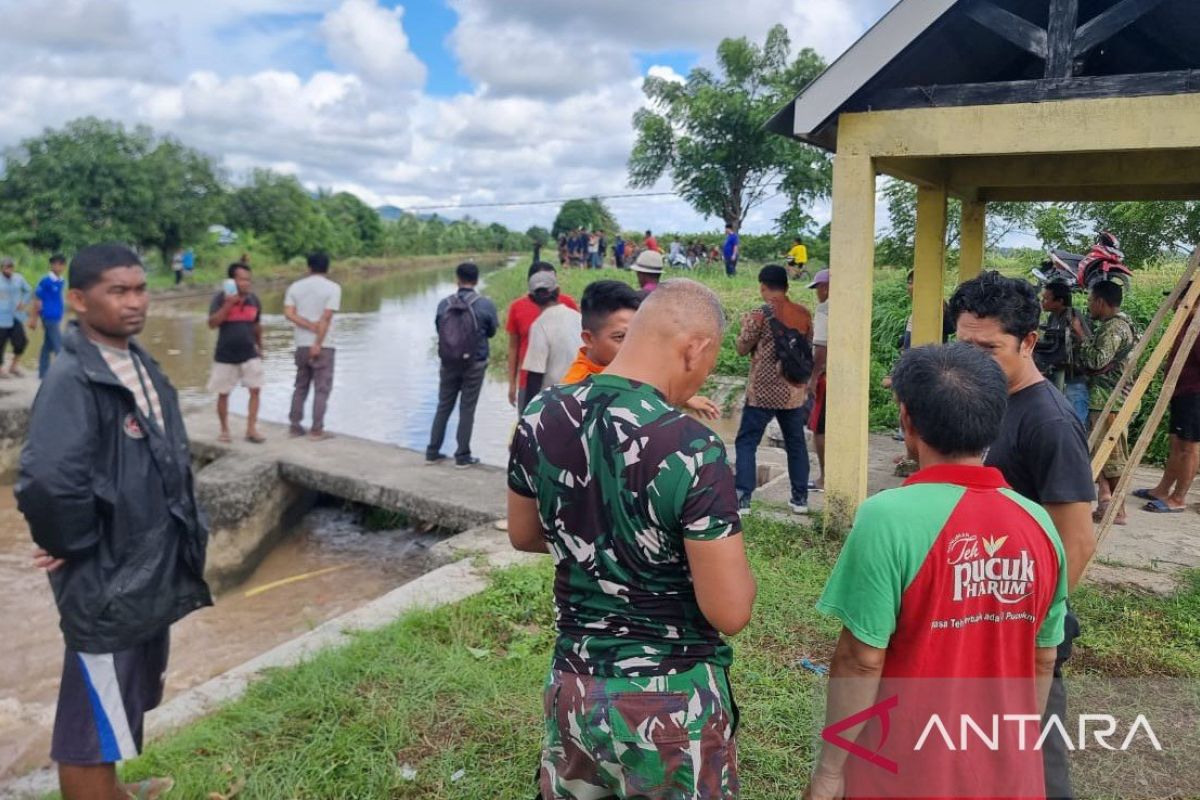 Polisi melakukan pencarian korban tenggelam di Saluran Induk Pekkabata