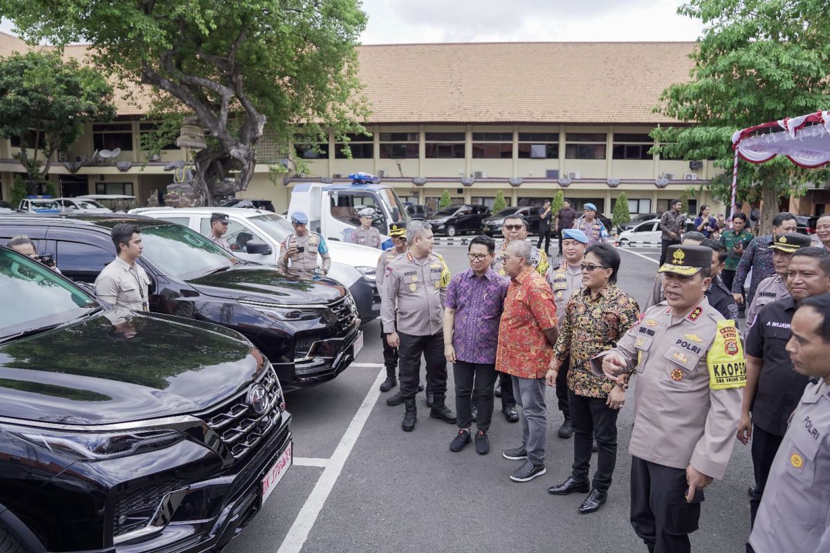 Pemkab Badung hibahkan kendaraan operasional untuk Polda Bali